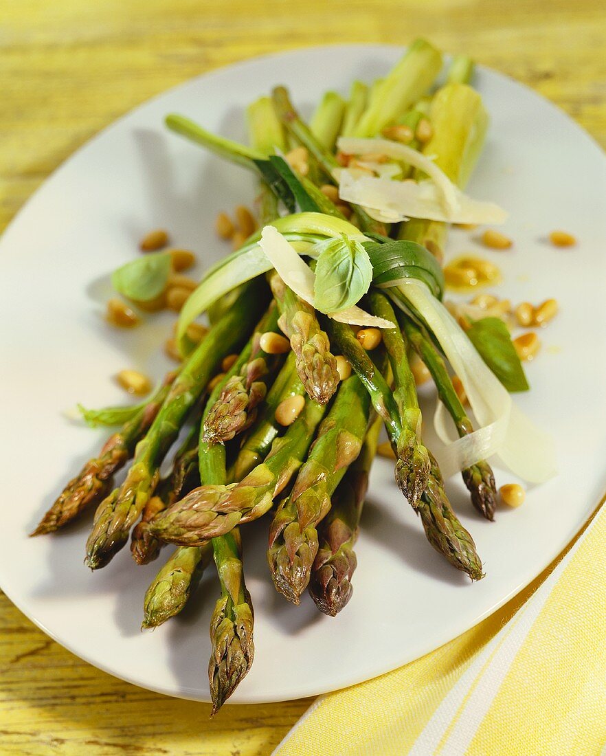 Gebratener grüner Spargel mit Pinienkernen