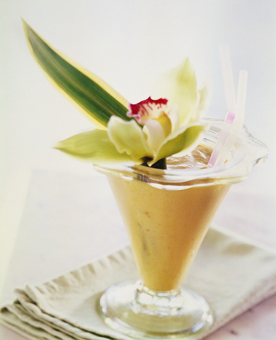 Ananas-Kokos-Shake mit Blütendeko