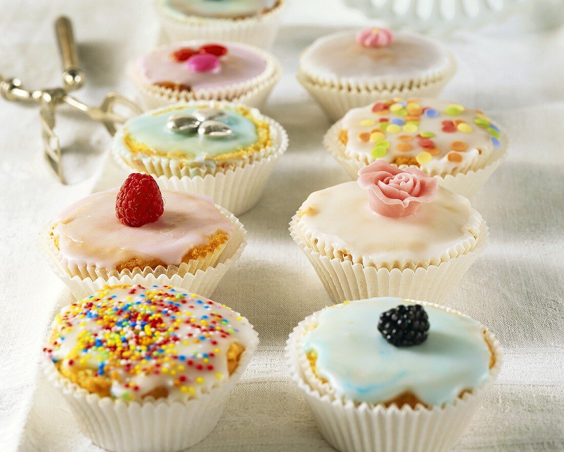 Cup Cakes mit verschiedenem Zuckerguss und Verzierung