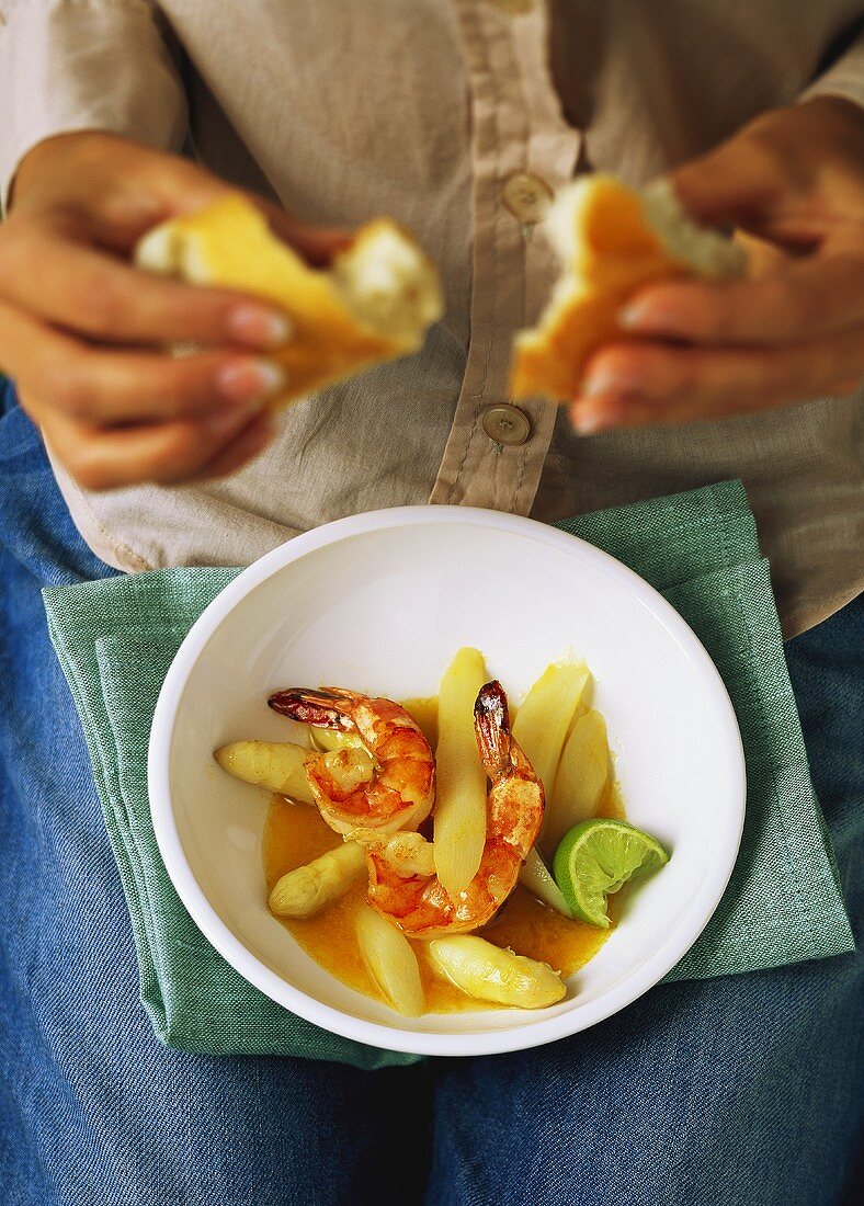 Weisser Spargel mit Garnelen und Maracuja-Vinaigrette