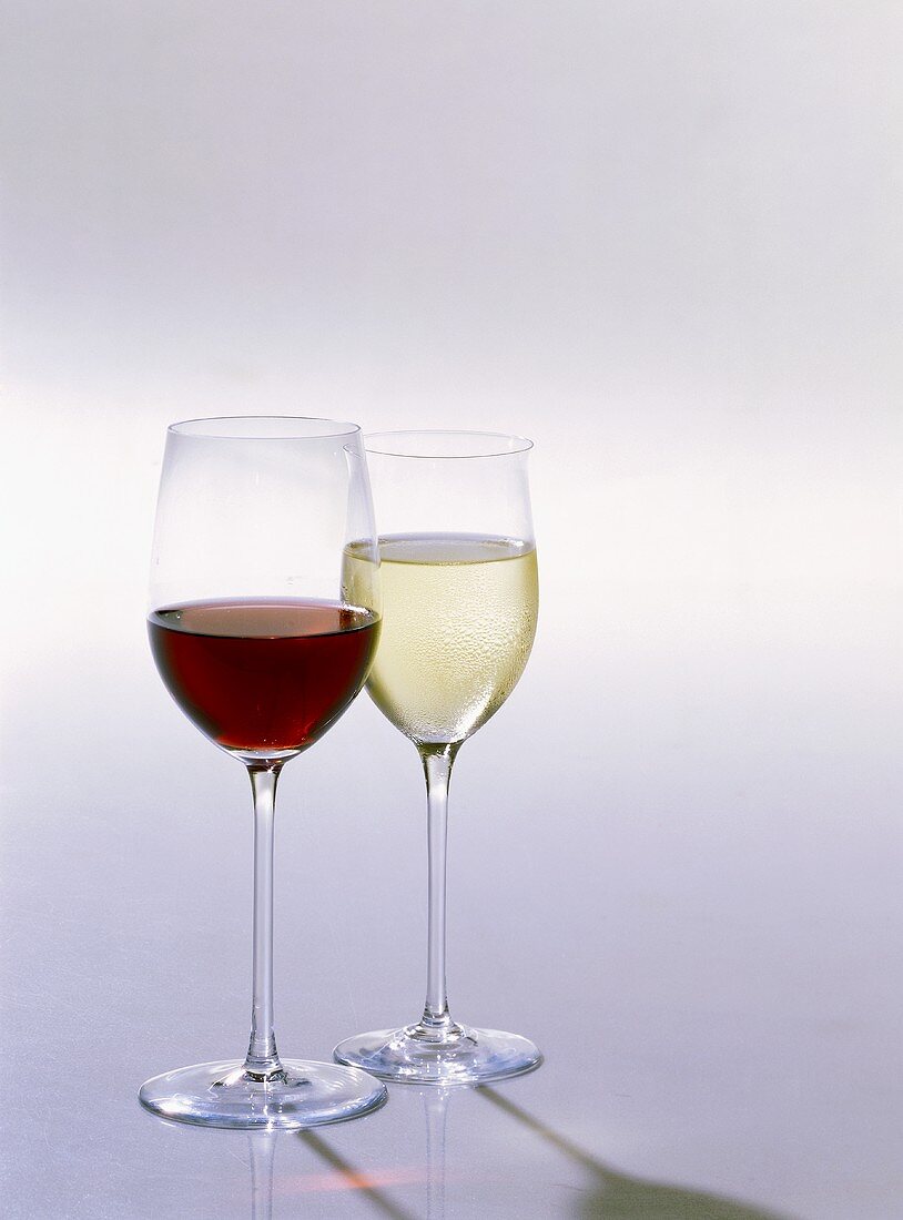 Ein Glas Rotwein und ein Glas Weißwein