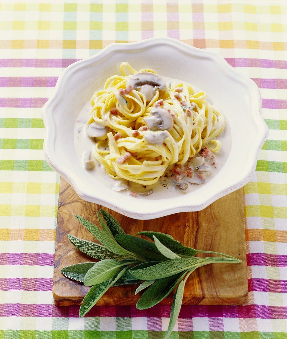 Fettuccine mit Champignons und Salbei-Speck-Sauce