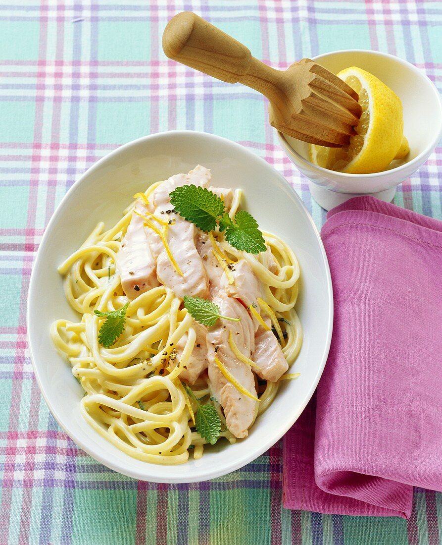 Linguine mit Lachs und Zitronenmelissesauce