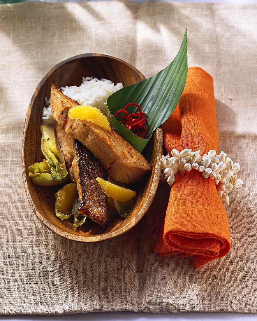 Salmon with chicory and oranges