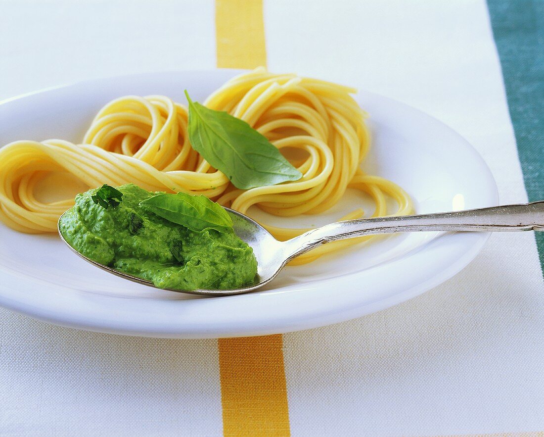 Spaghetti with herb cream
