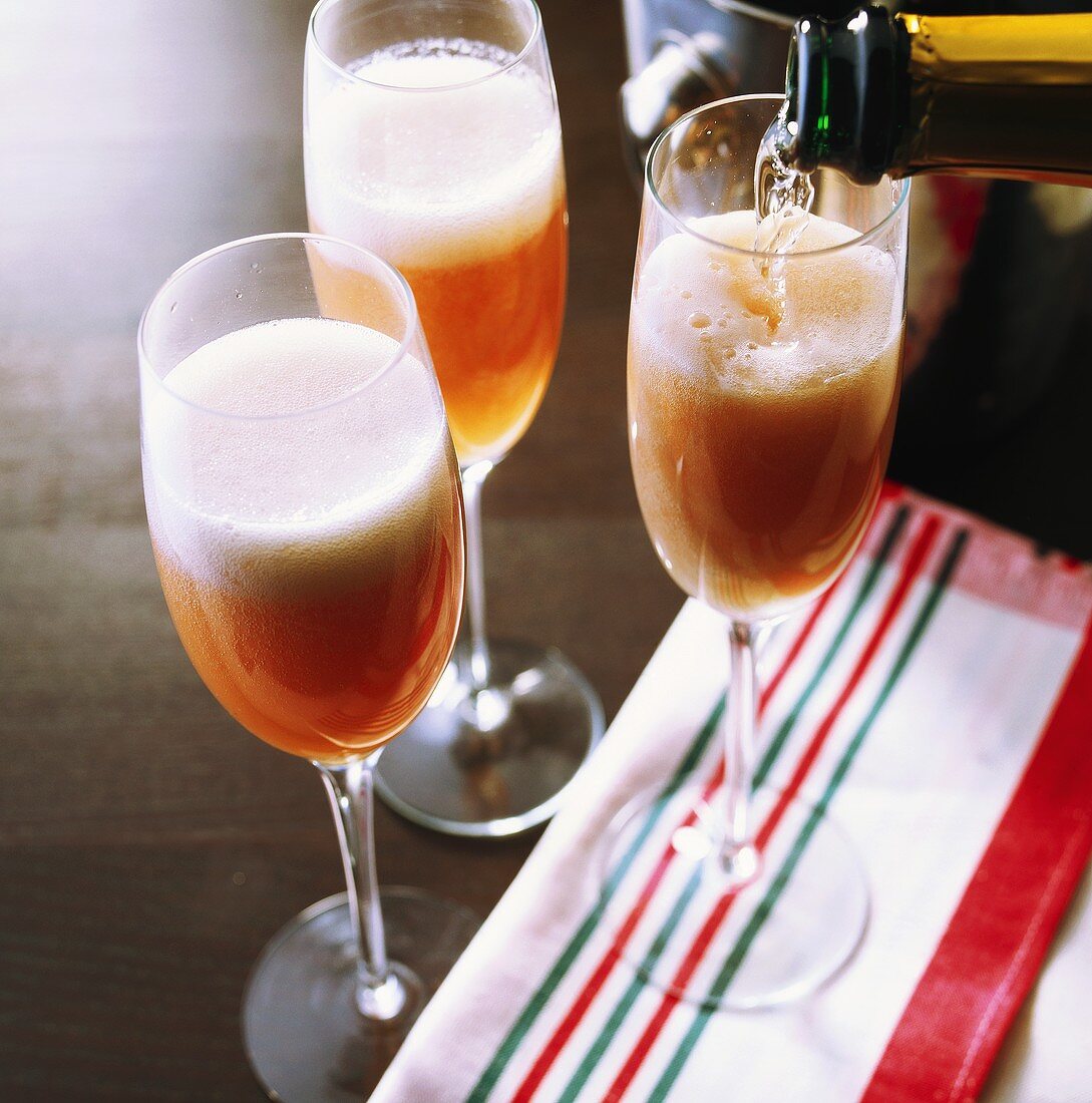 Bellini (champagne and peach cocktail)