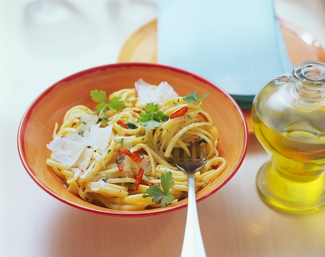 Pasta con aglio, olio e peperoncino (Spicy pasta dish)