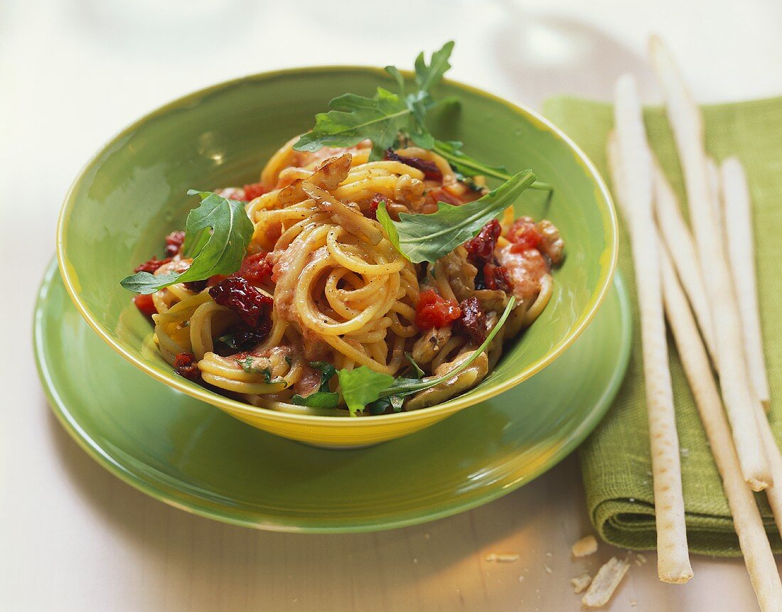 Spaghetti mit Tomaten-Pesto und Rucola