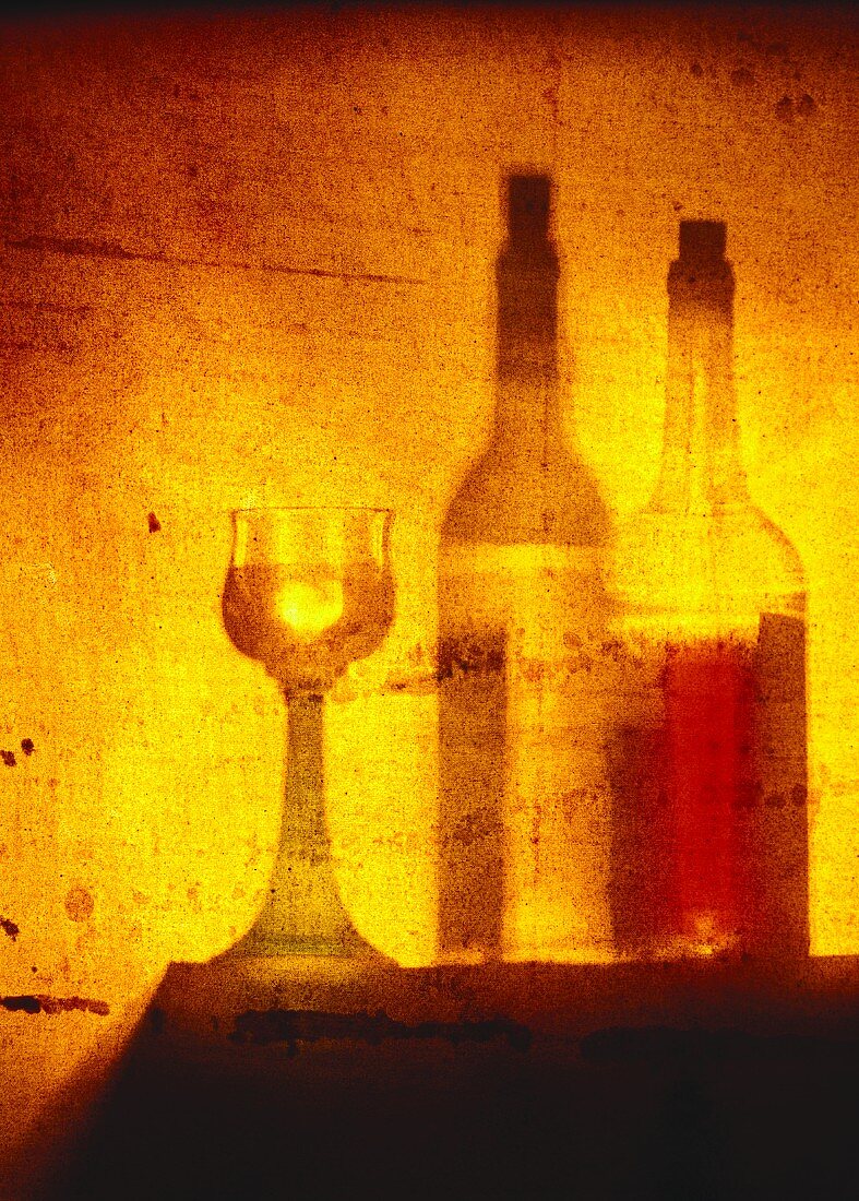 Weissweinglas, Weißwein- und Rotweinflasche hinter Leinwand