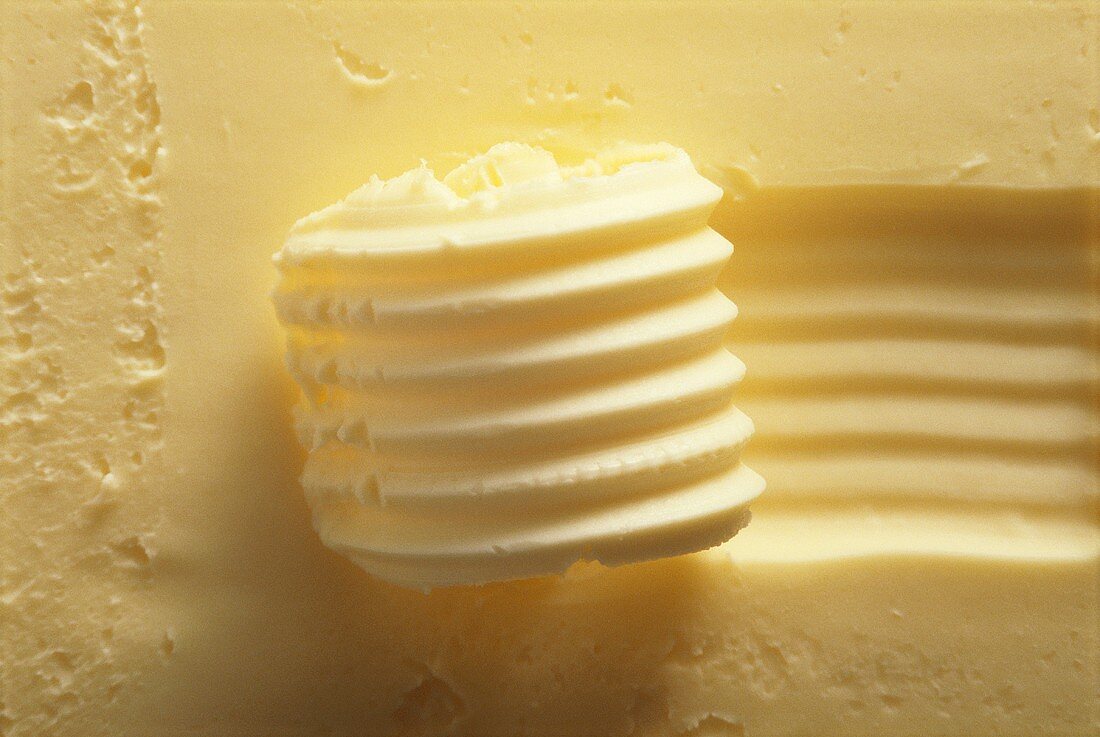 Butter mit Butterröllchen (bildfüllend)