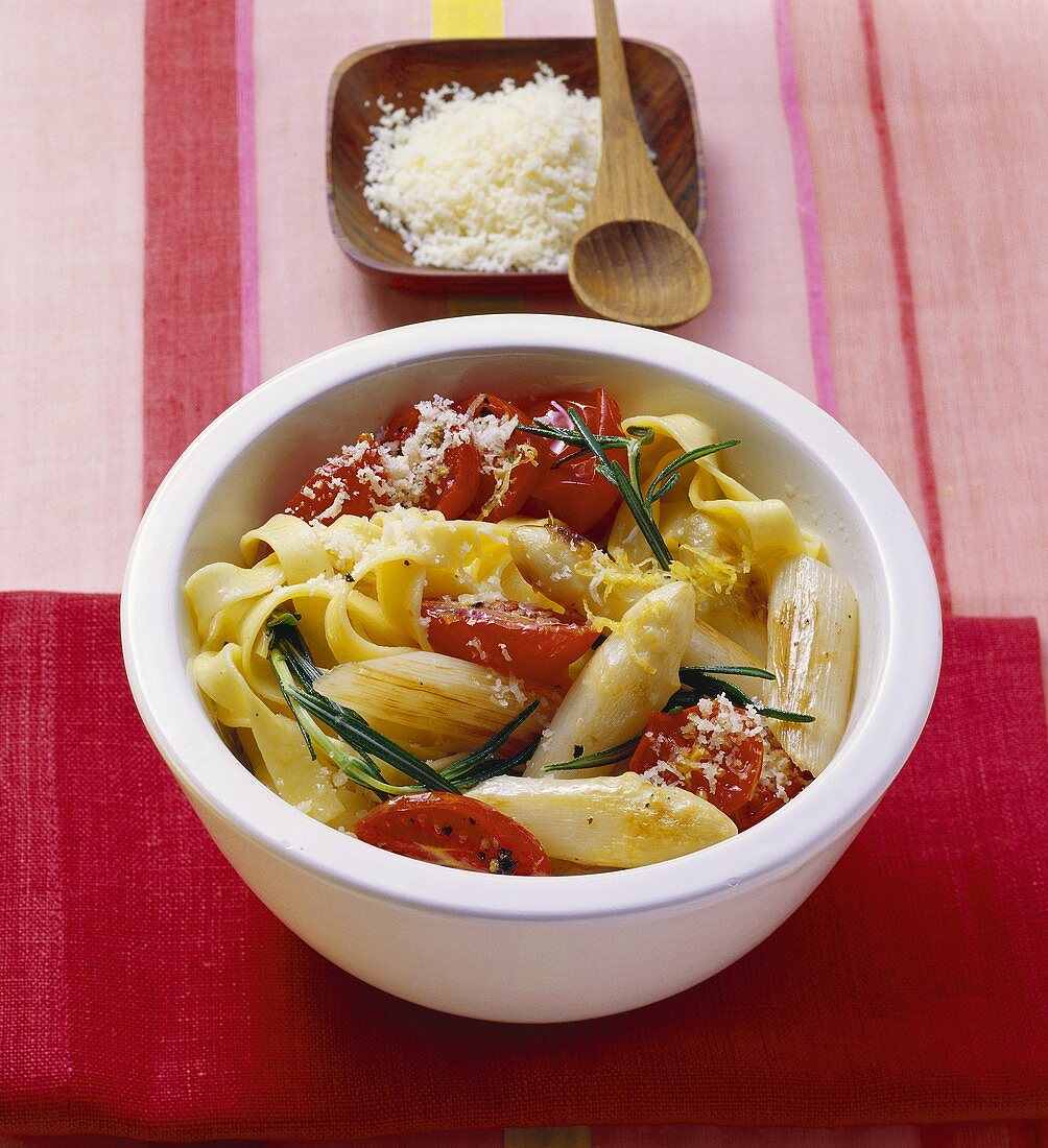 Spargel mit Nudeln und Tomaten