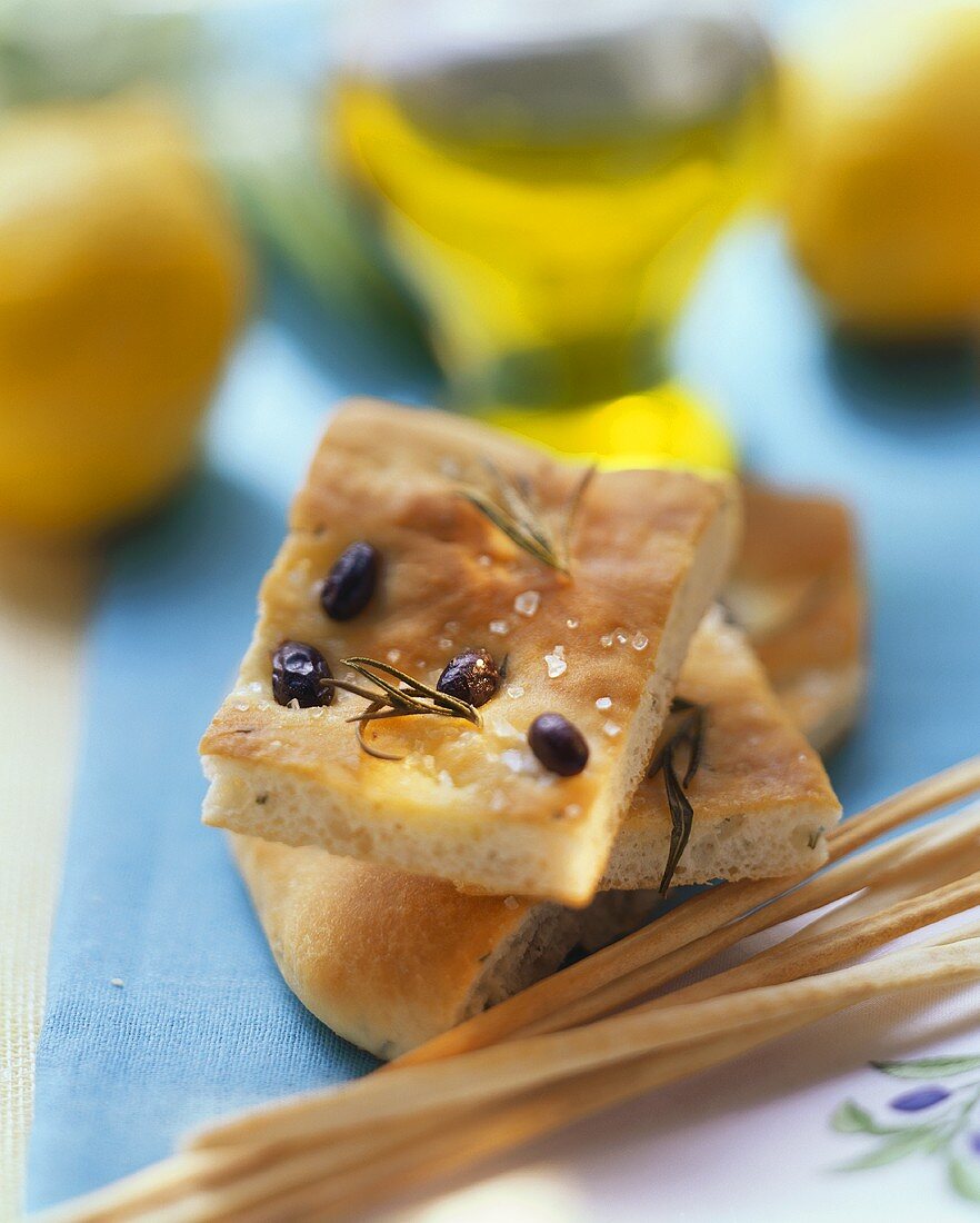 Focaccia con le olive (Fladenbrot mit Oliven & Rosmarin)