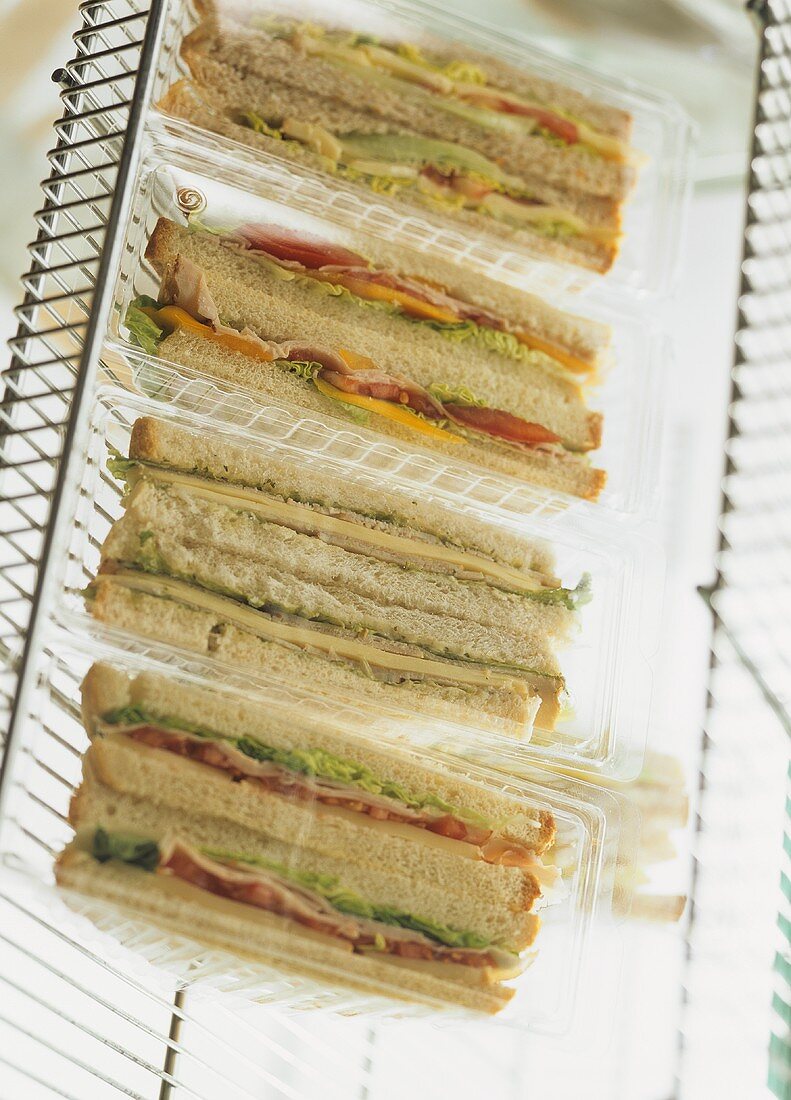 Verschiedene Sandwiches im Kühlregal