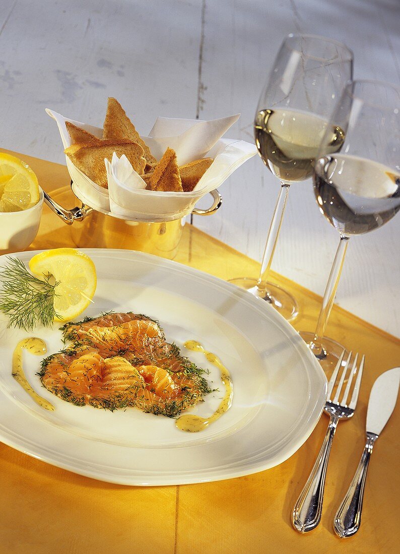 Graved Lachs mit Toastscheiben und Weißwein