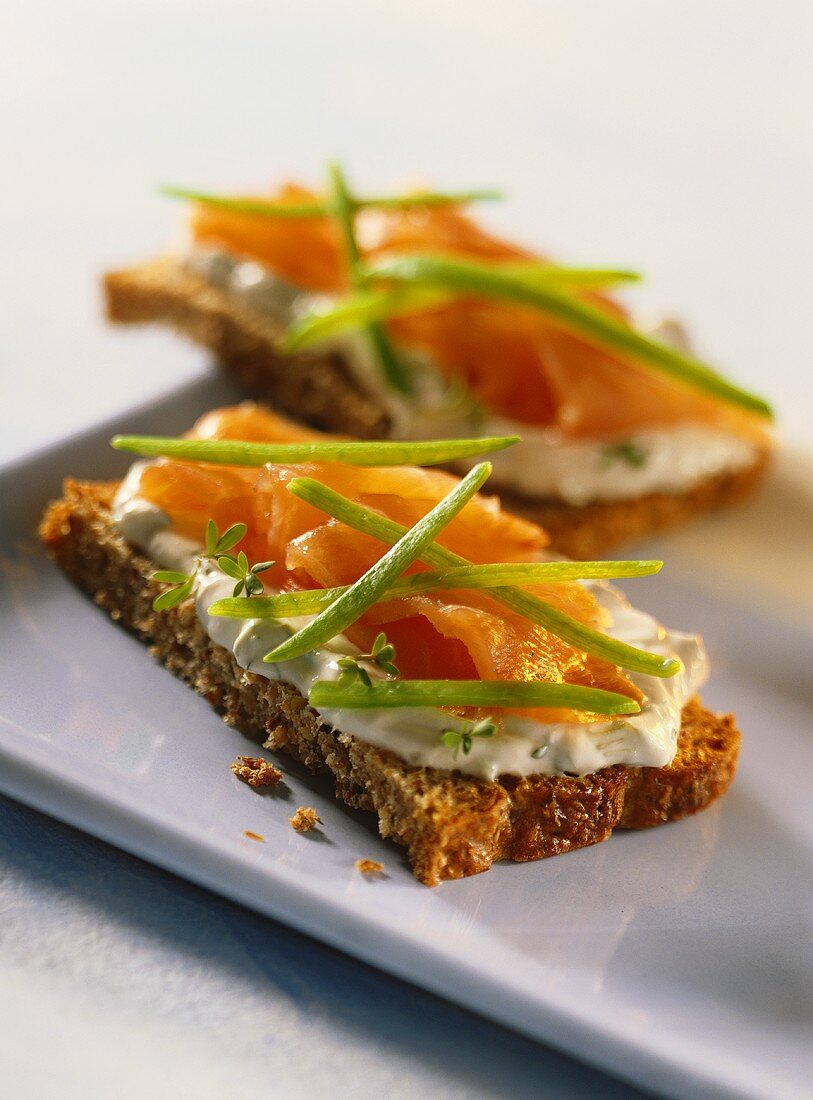 Linseed bread with low-fat quark and smoked salmon