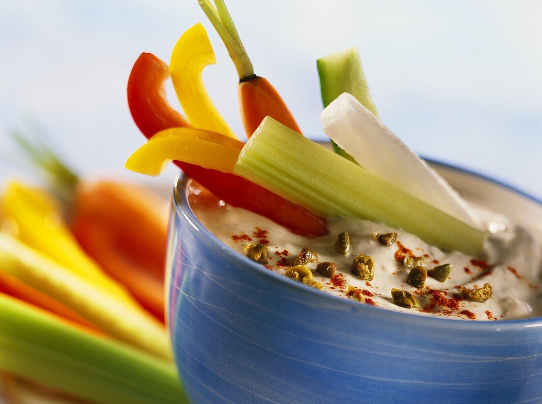 Sardellen-Frischkäse-Dip mit Kapern zu Gemüsesticks