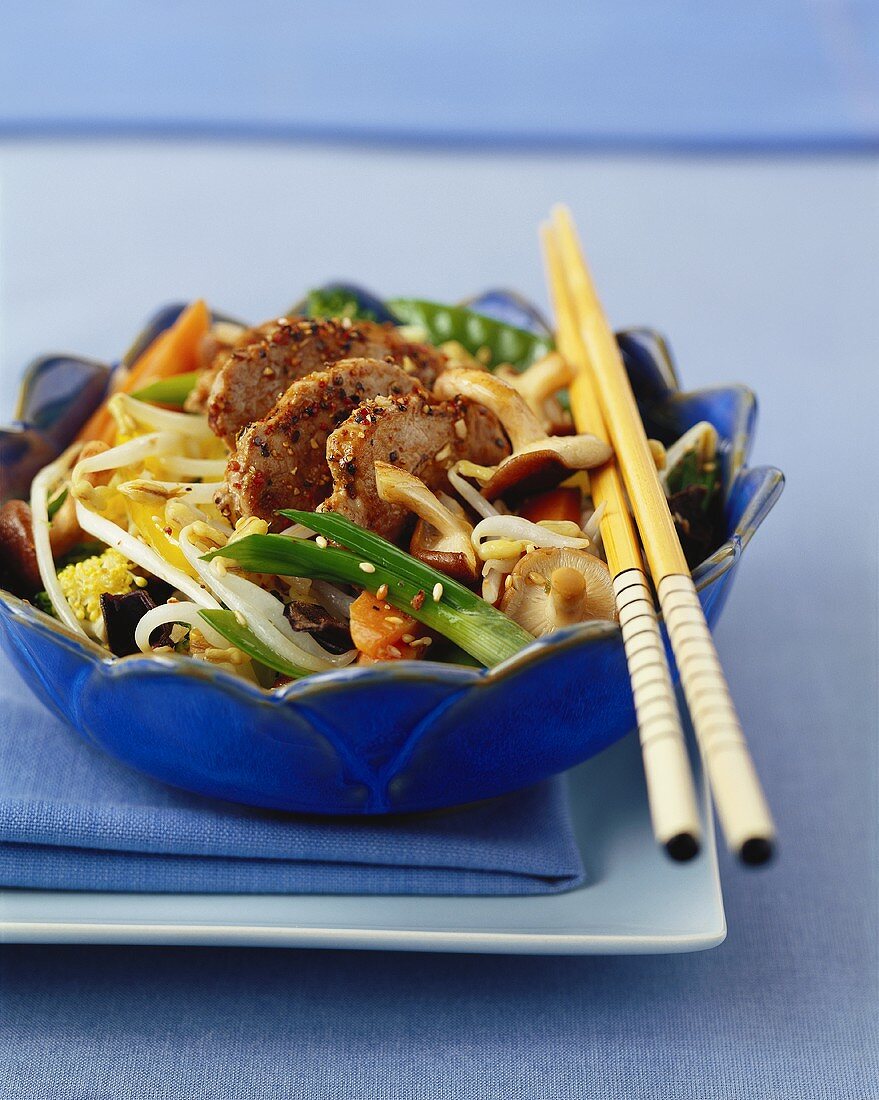 Scharf mariniertes Schweinefilet mit asiatischem Gemüse