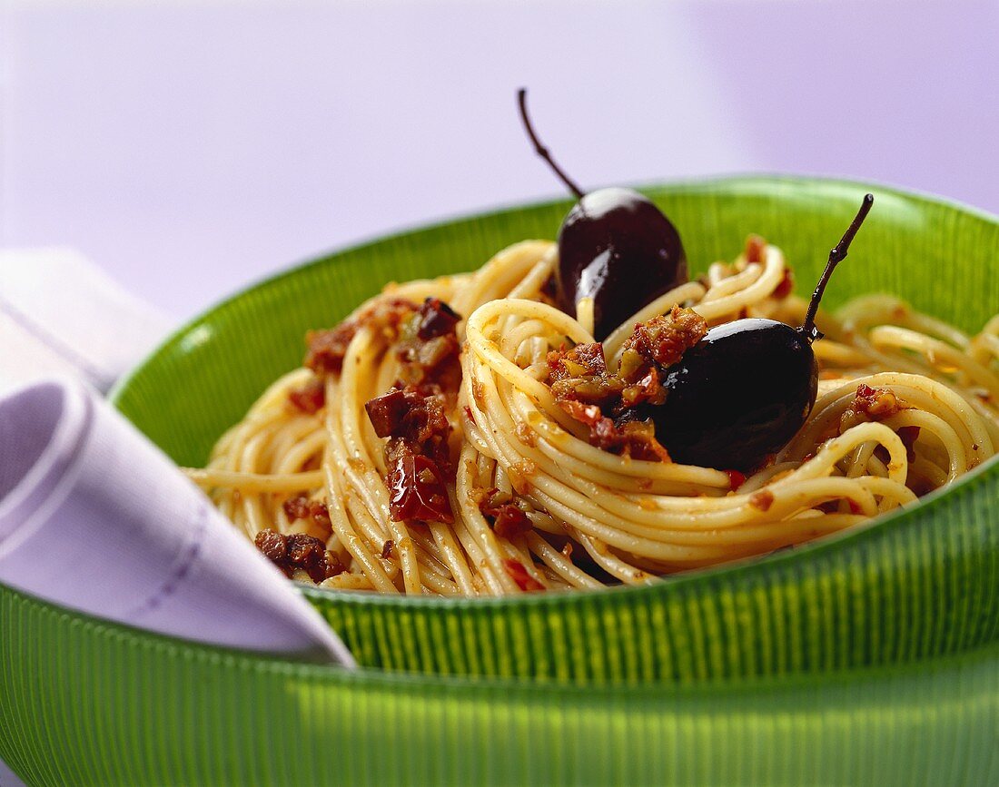 Spaghetti mit Tomatenpesto und schwarzen Oliven