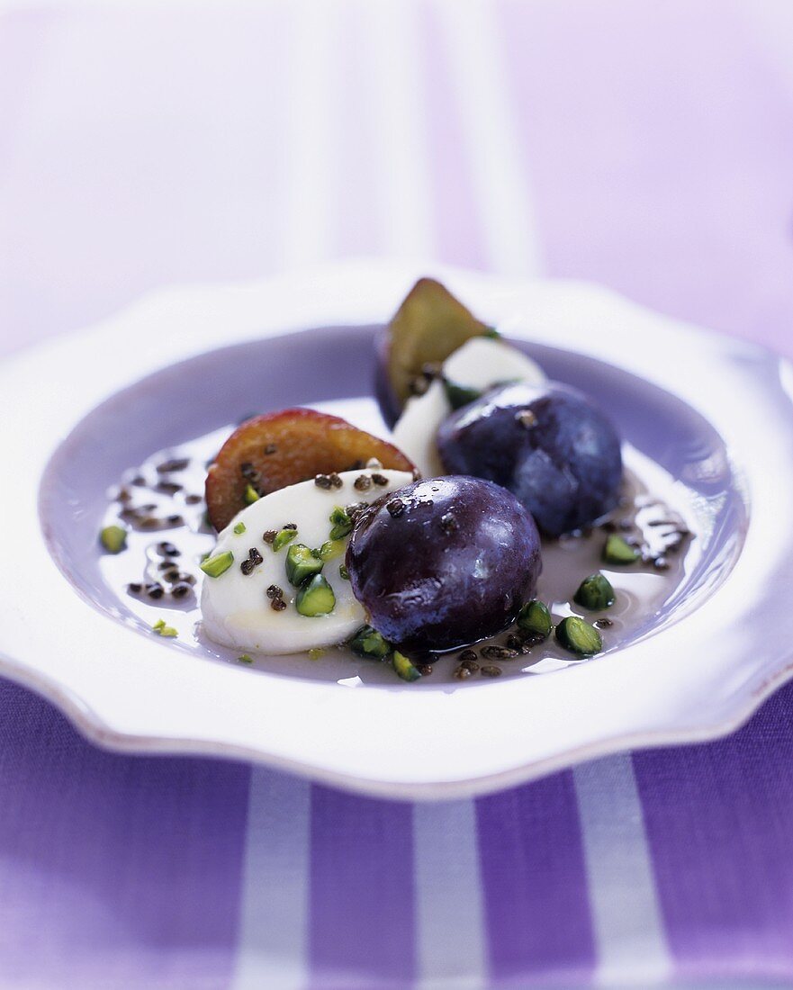 Mozzarella auf marinierten Zwetschgen