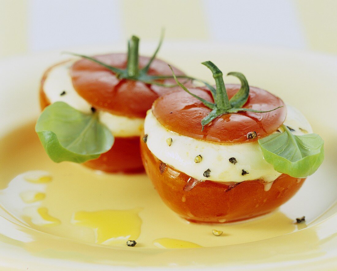 Grilled tomatoes with mozzarella