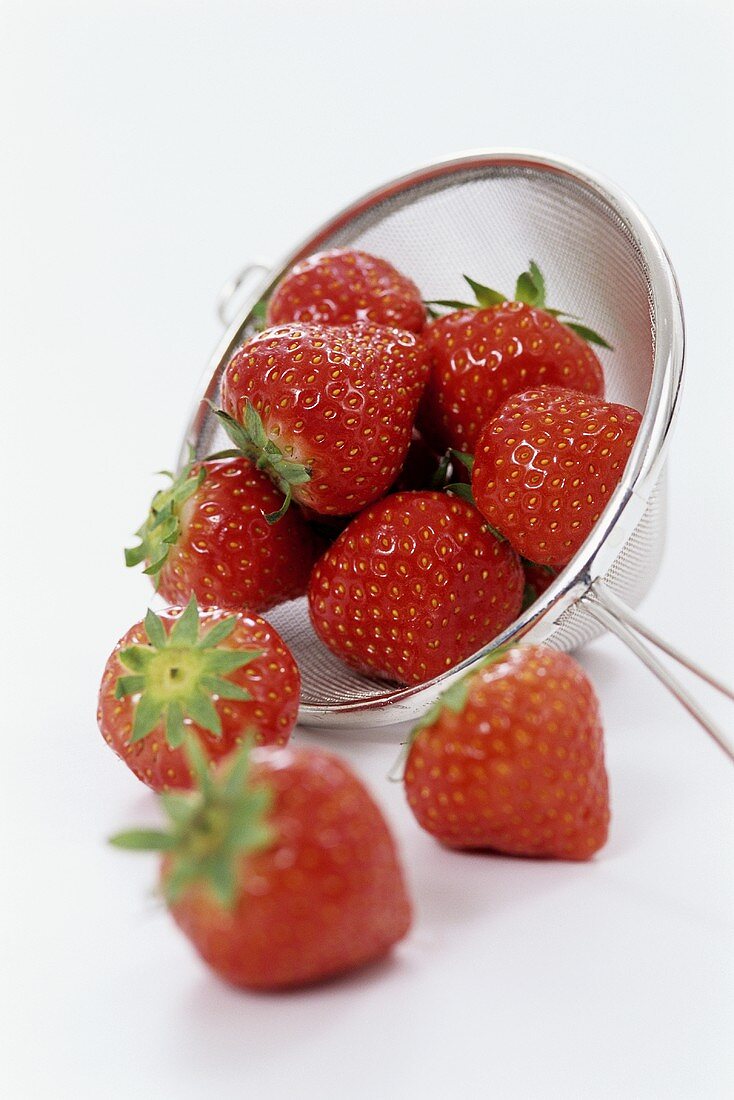 Frische Erdbeeren mit einem Sieb