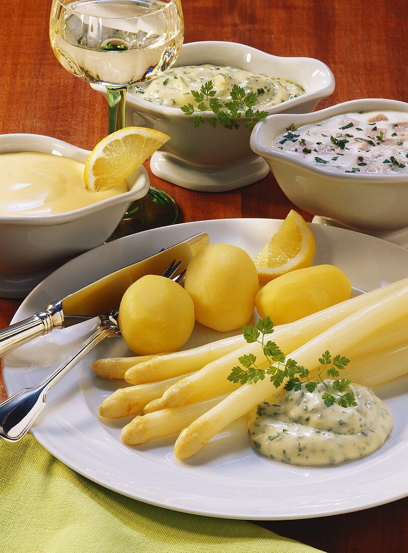 Weisser Spargel mit Kartoffeln und verschiedenen Saucen