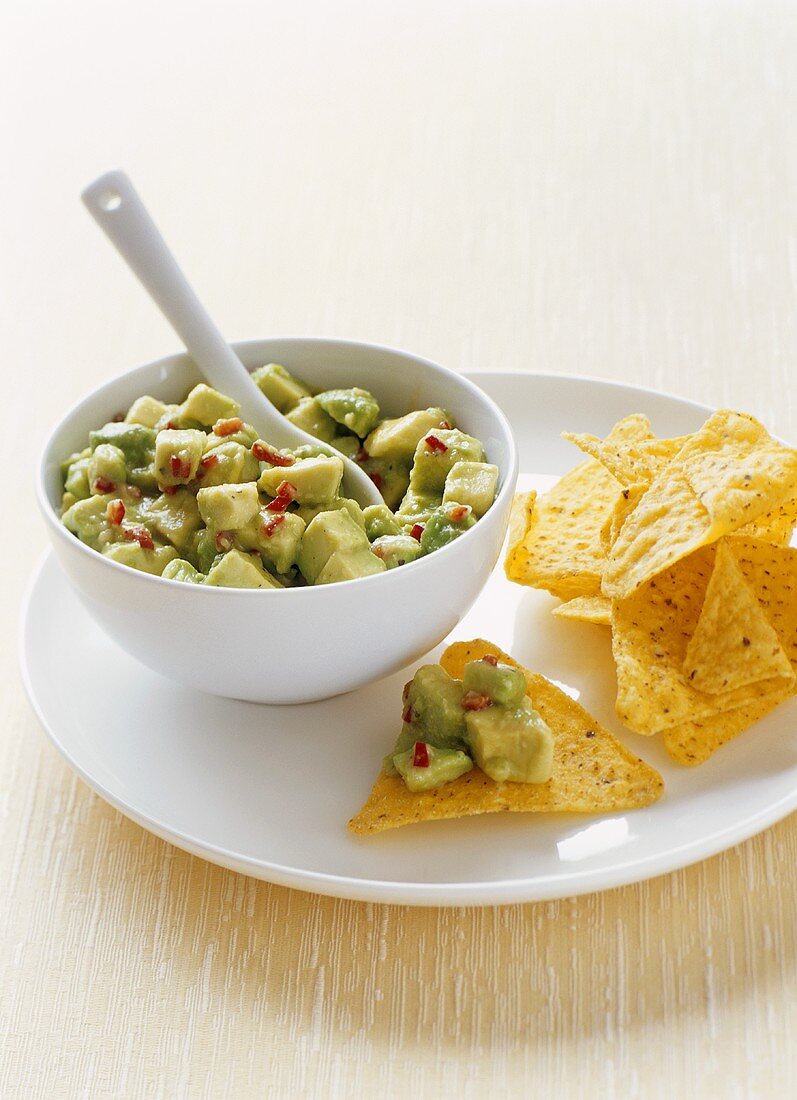 Guacamole mit Chili und Tortillachips