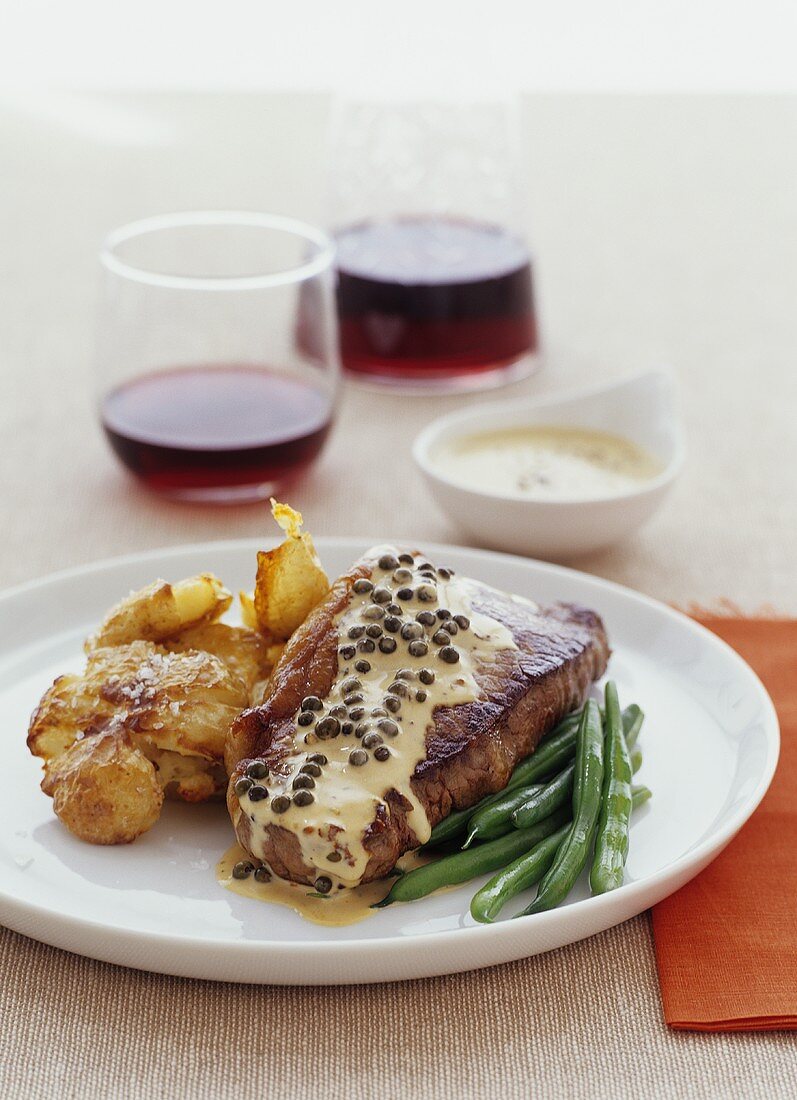 Pfeffersteak mit Bratkartoffeln und grünen Bohnen