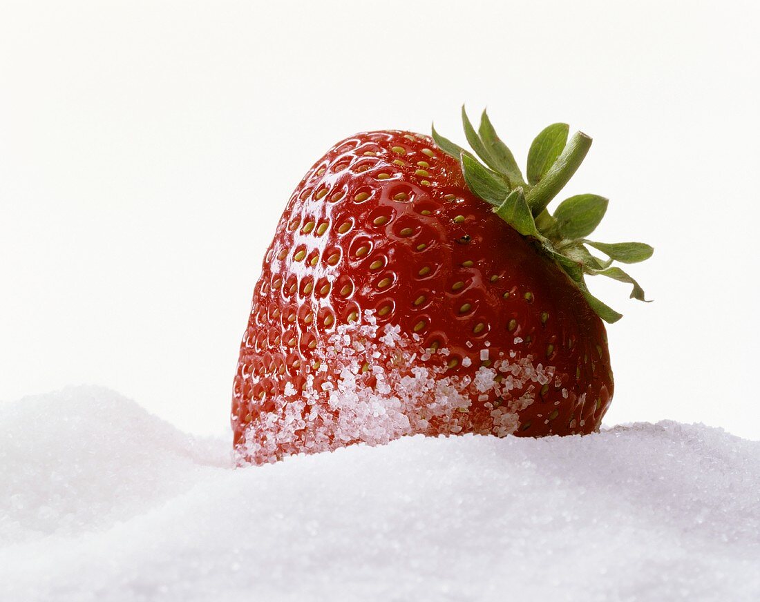 Eine Erdbeere mit Zucker
