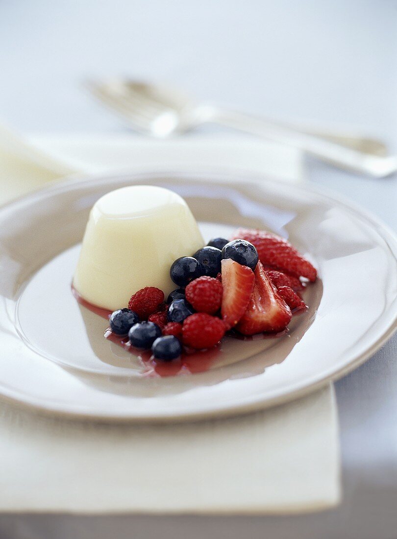 Panna Cotta con la frutta (Gestürzte Sahnecreme mit Beeren)