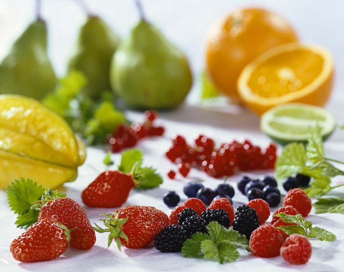 Stillleben mit Beeren und Früchten