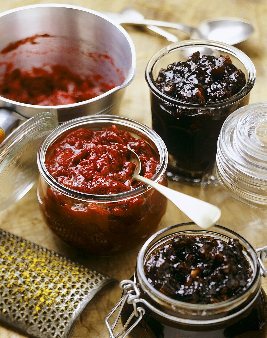 Chutneys mit Äpfeln, Walnüssen und Cranberries