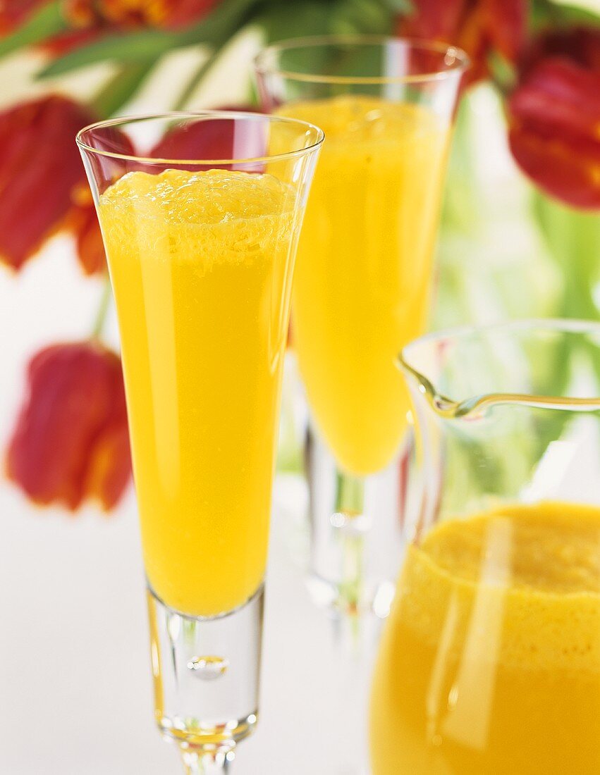 Mimosa (Cocktail mit Orangensaft, Champagner und Cointreau)