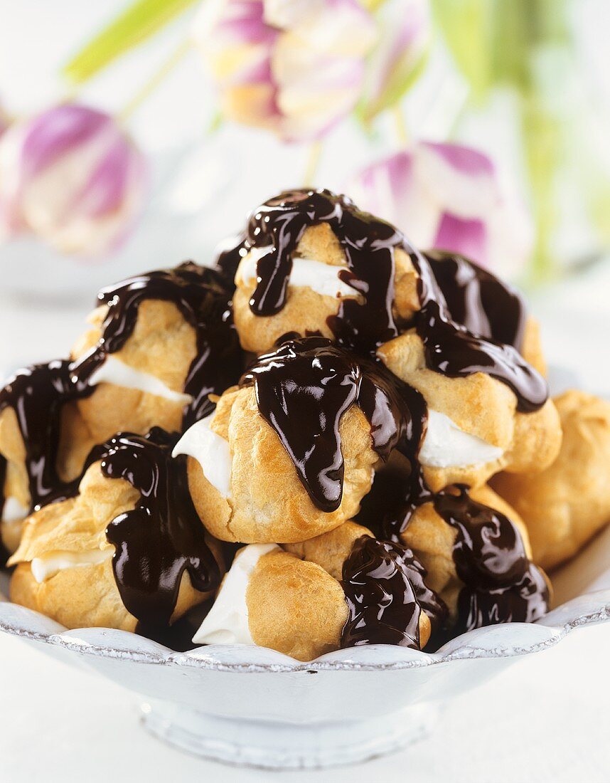 Profiteroles mit Schokoladensauce