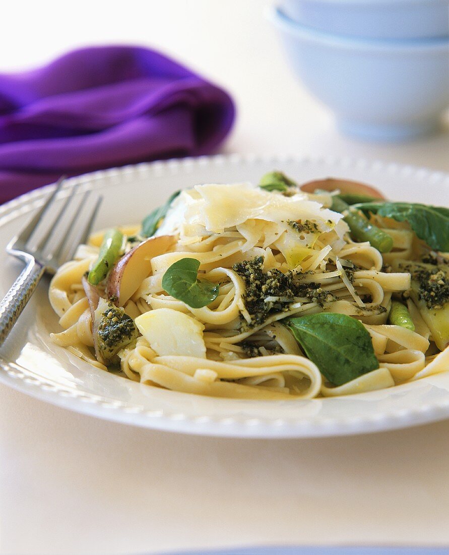 Tagliatelle mit Pesto, grünen Bohnen und Kartoffeln