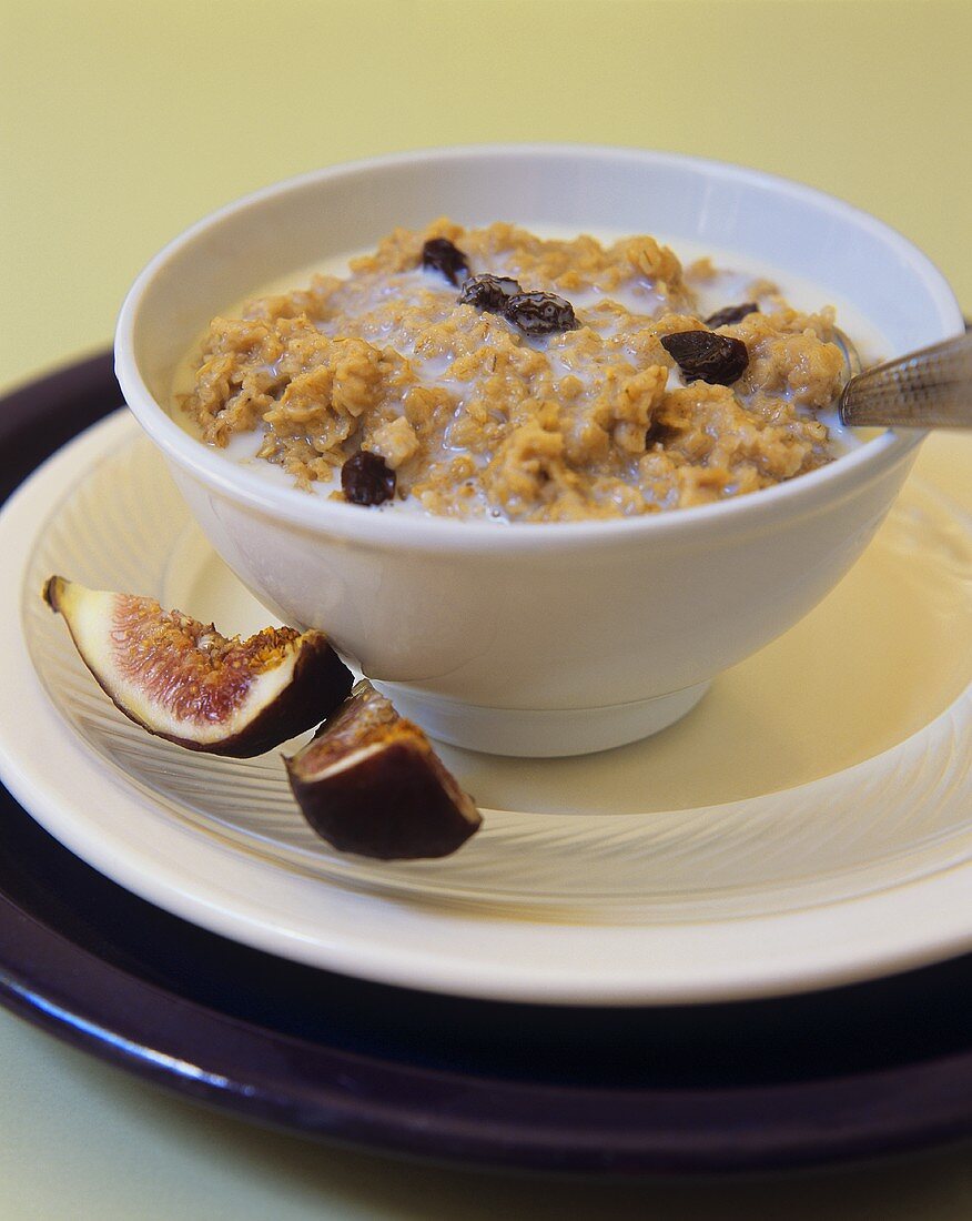 Porridge with raisins and figs