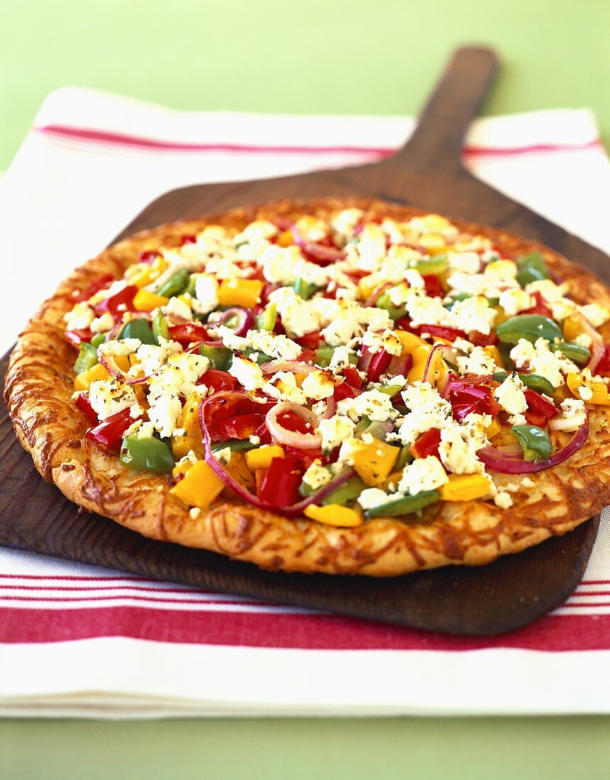 Pizza mit Gemüse und Feta