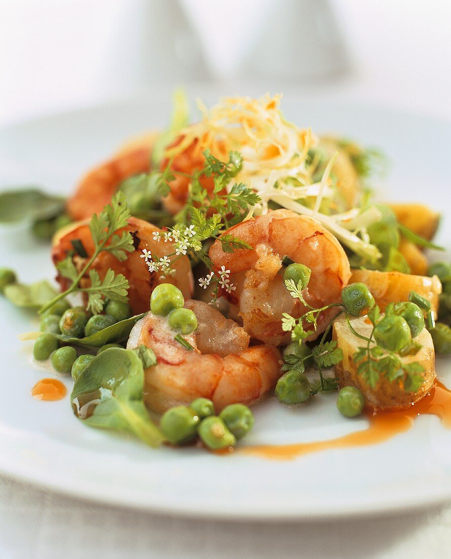 Shrimps with pea salad