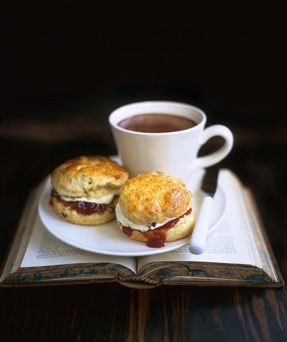 Scones mit Marmeladen-Sahne-Füllung und heiße Schokolade