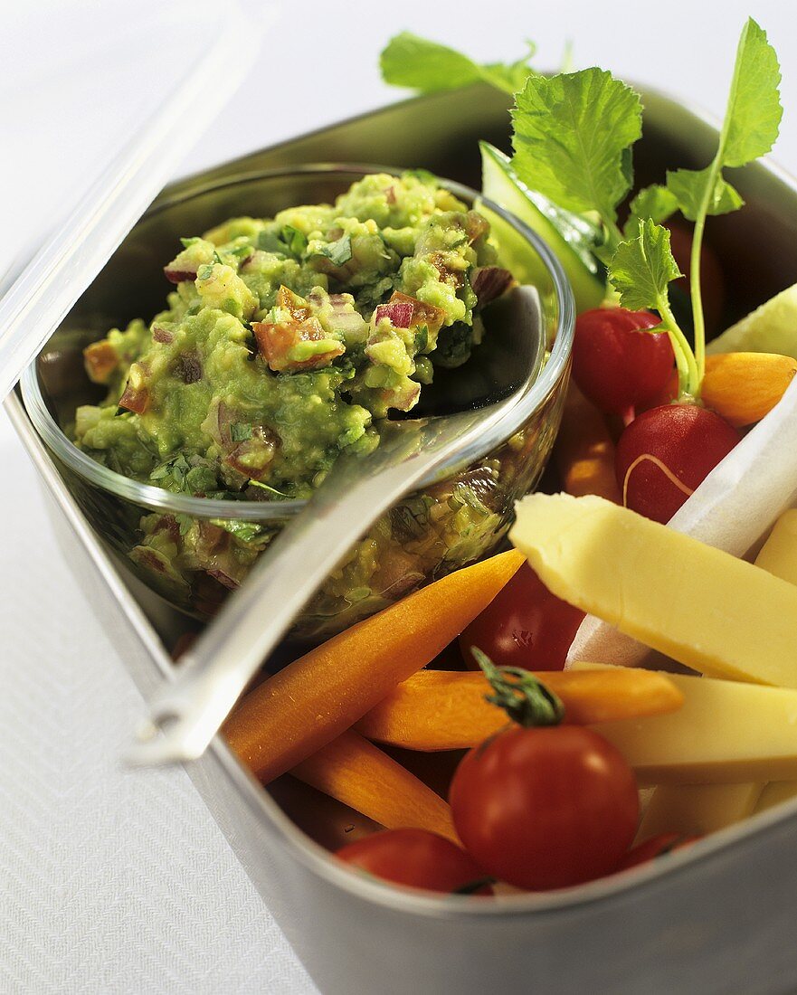 Raw vegetable salad with guacamole