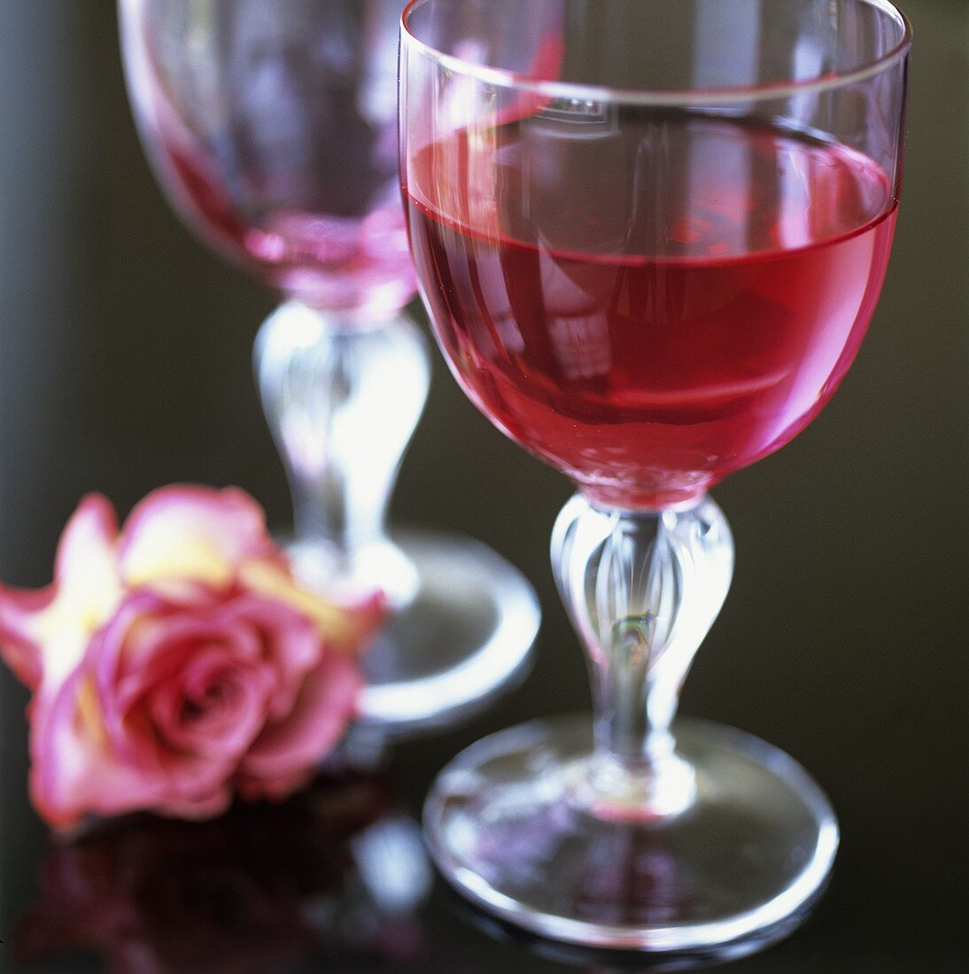 Rosé Wein und eine Rose