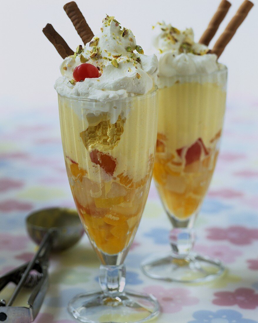 Eisbecher mit Früchten und Schlagsahne