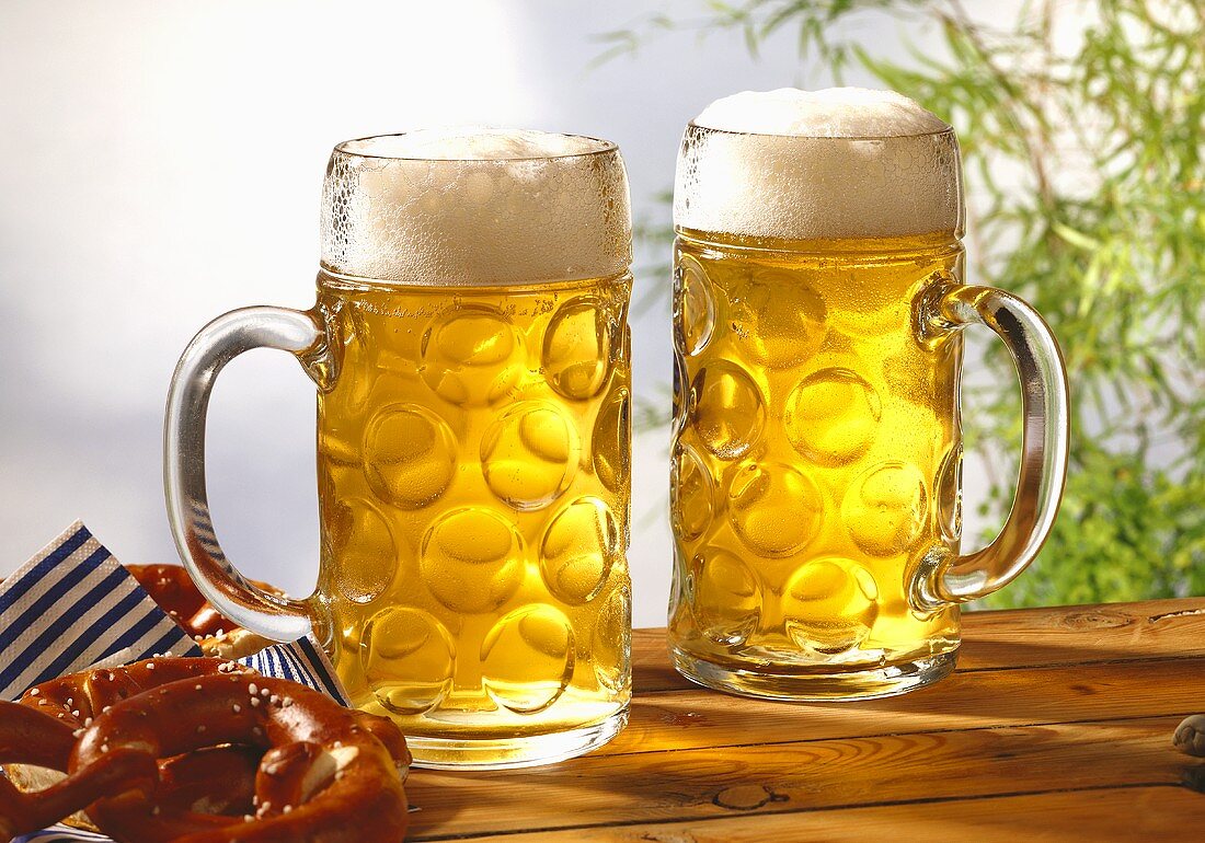 Zwei Mass Radler und Salzbrezeln