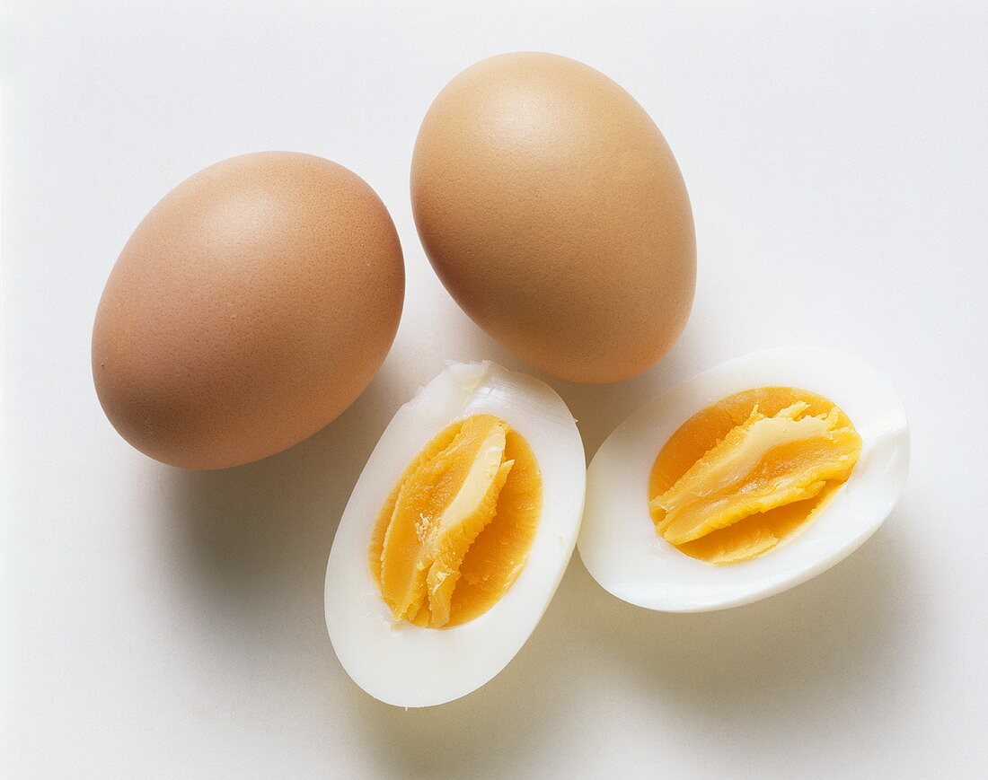 Boiled eggs, with and without shells