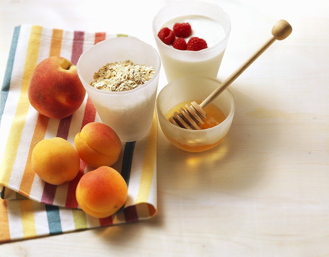 Aprikosen, Pfirsich, Müsli, Honig und Joghurt mit Himbeeren