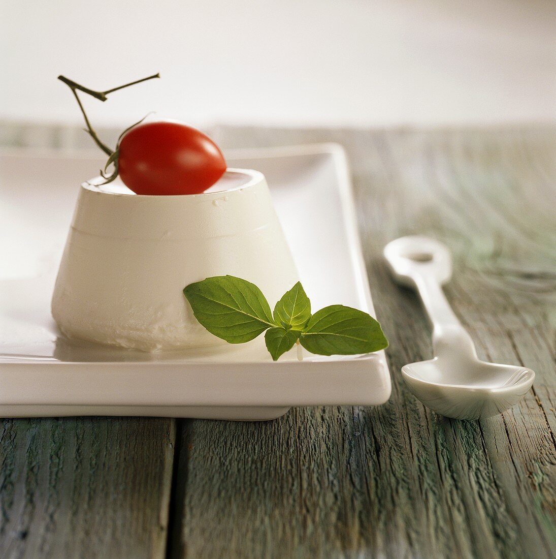 Ricotta mit Tomate und Basilikum