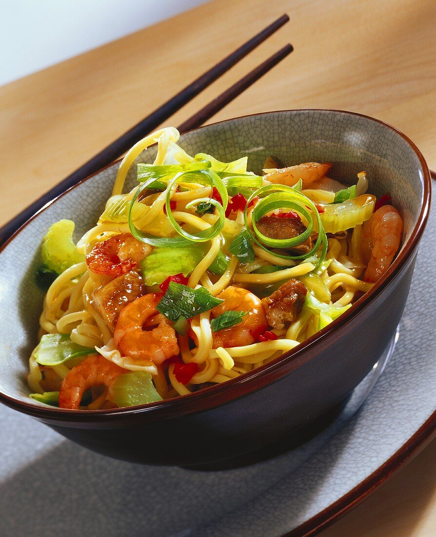 Fried noodles with shrimps and pork