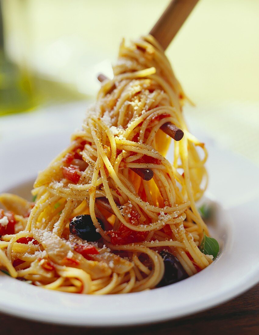 Spaghetti mit Oliven und Artischocken auf Spaghettigabel