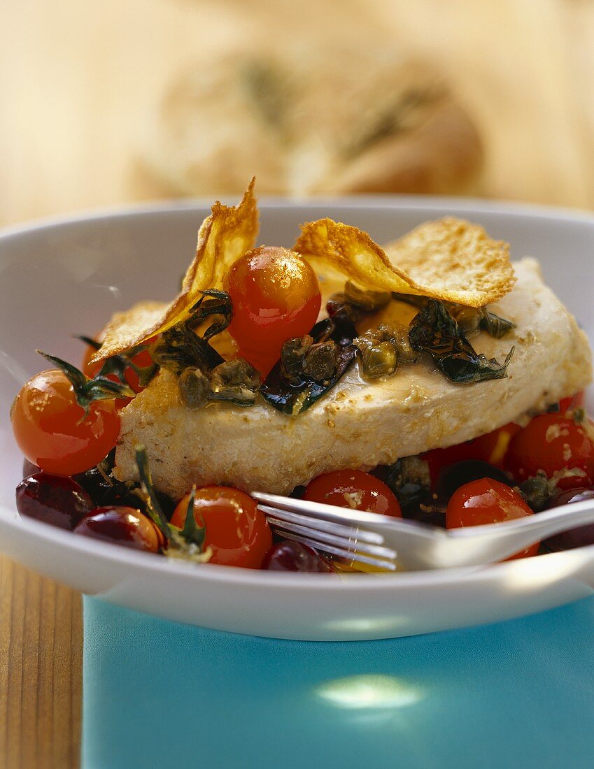 Schwertfisch mit Cocktailtomaten, Kapern und Oliven