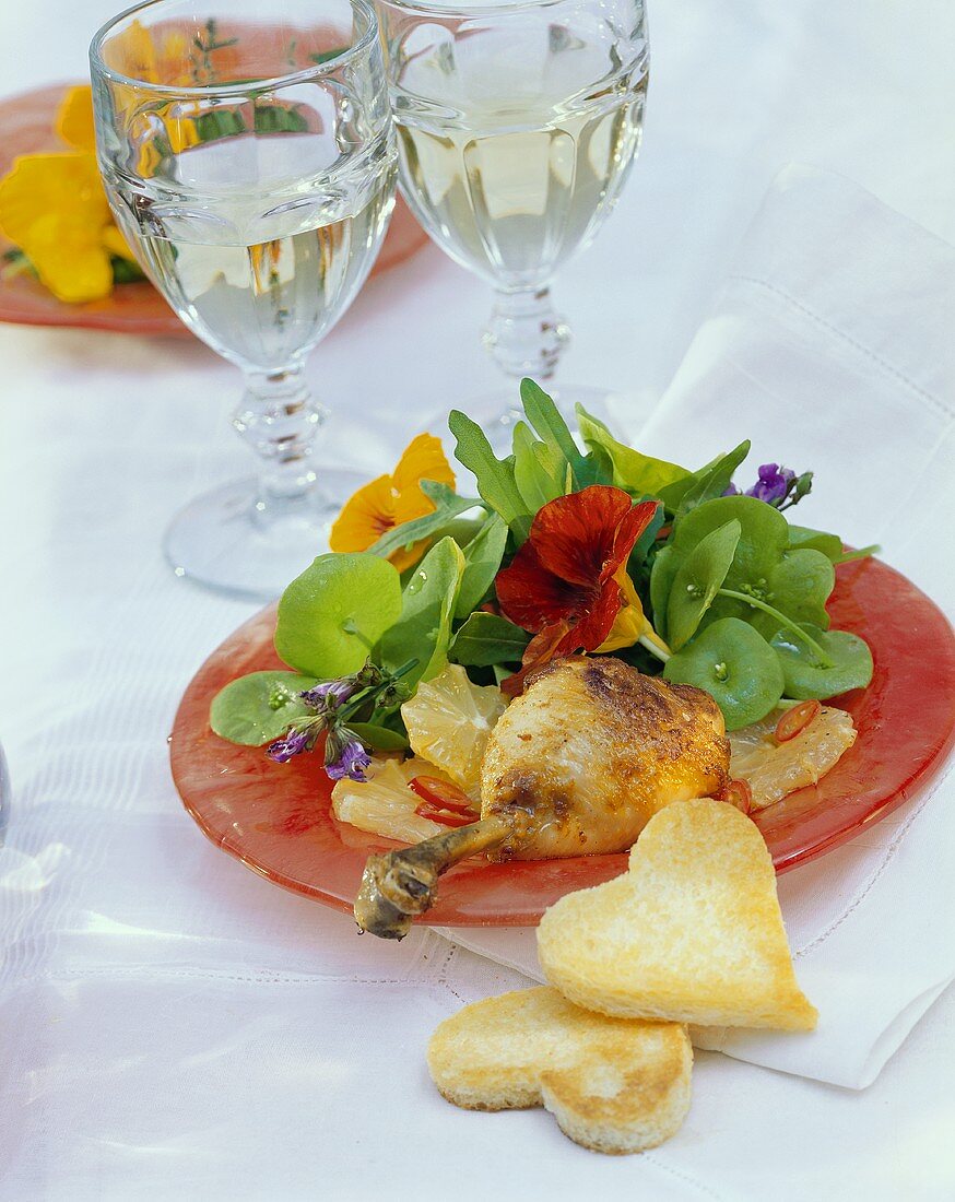 Hähnchenkeule mit Brunnenkressesalat und herzförmigem Toast